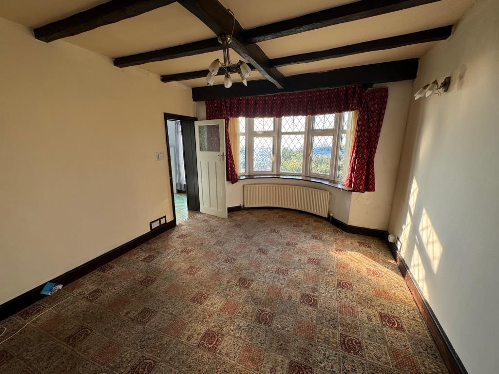 Lot: 122 - DETACHED TWO-BEDROOM BUNGALOW WITH SEA VIEWS - Living room